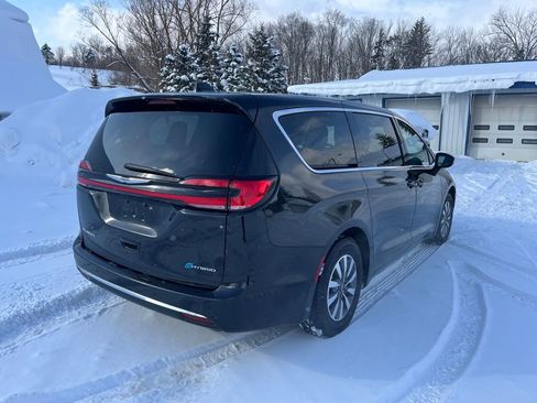 Used 2023 Chrysler Pacifica Touring-L image 5