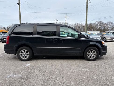 Used 2010 Chrysler Town & Country Touring image 3