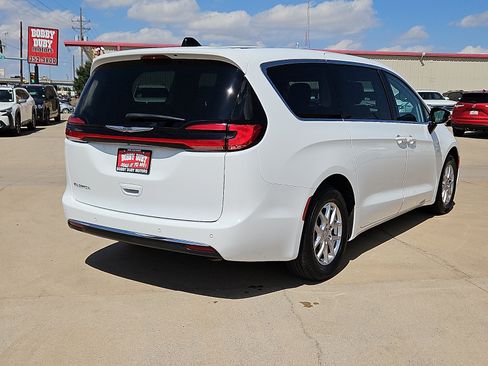 Used 2024 Chrysler Pacifica Touring-L FWD image 3