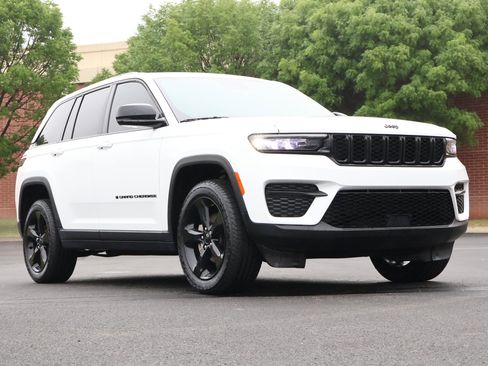 Used 2023 Jeep Grand Cherokee Altitude AWD/4WD image 1