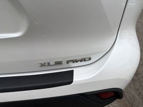 Used 2022 Toyota Highlander XLE image 9