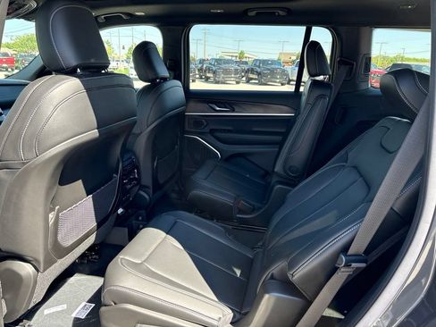 New 2026 Jeep Grand Cherokee L Limited w/ Luxury Tech Group II AWD/4WD image 9