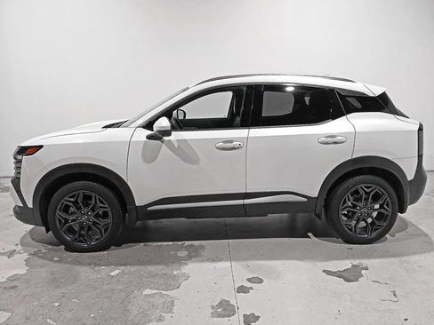 Used 2025 Nissan Kicks SR w/ SR Premium Package AWD/4WD image 4