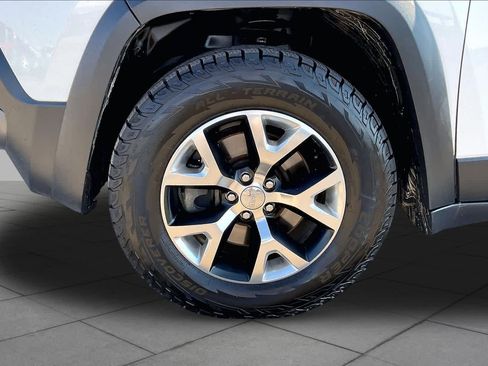 Used 2016 Jeep Cherokee Trailhawk w/ Comfort/Convenience Group AWD/4WD image 11