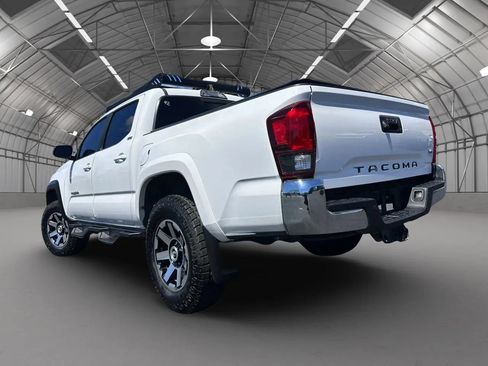 Used 2018 Toyota Tacoma SR5 RWD image 2