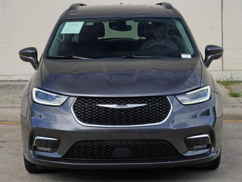 Used 2022 Chrysler Pacifica Touring-L FWD image 43