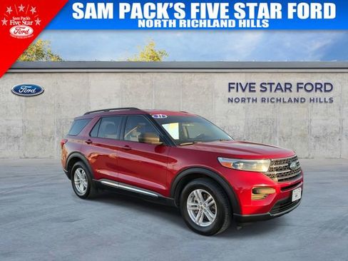 Used 2021 Ford Explorer XLT image 2
