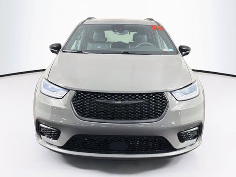 Used 2025 Chrysler Pacifica Limited FWD image 6