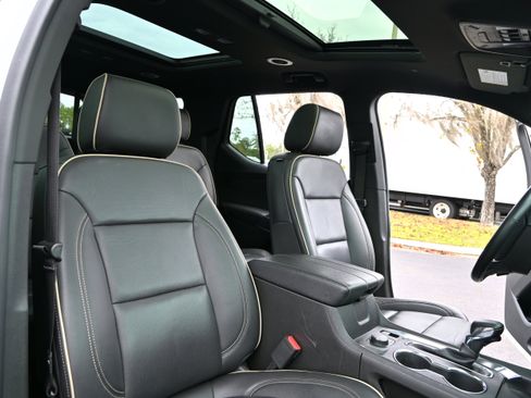Used 2023 Chevrolet Traverse Premier image 37