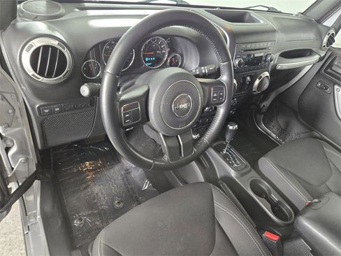 Used 2017 Jeep Wrangler Unlimited Rubicon w/ Max Tow Package image 15