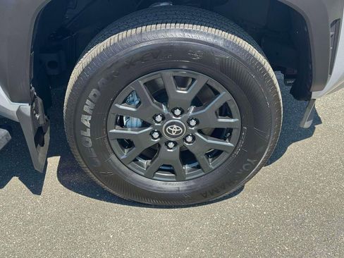 Used 2025 Toyota 4Runner SR5 AWD/4WD image 9