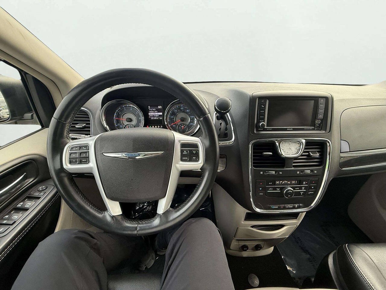 Used 2016 Chrysler Town & Country Touring FWD image 16