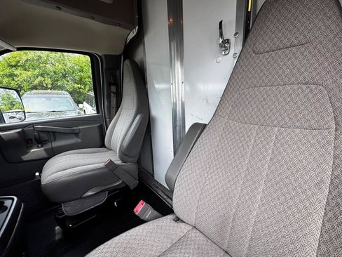 Used 2017 Chevrolet Express 4500 RWD image 16