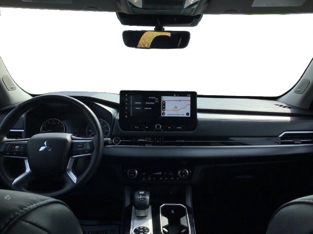 Used 2025 Mitsubishi Outlander AWD image 23