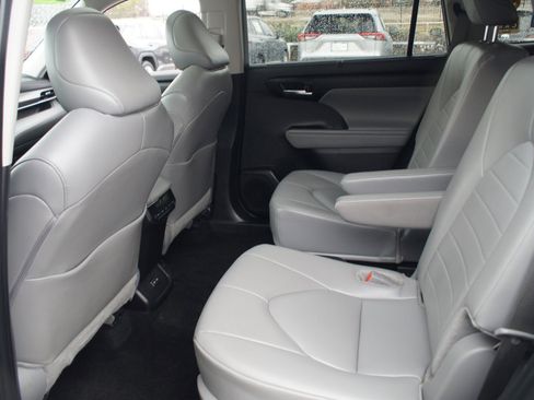 Used 2024 Toyota Highlander XLE image 15