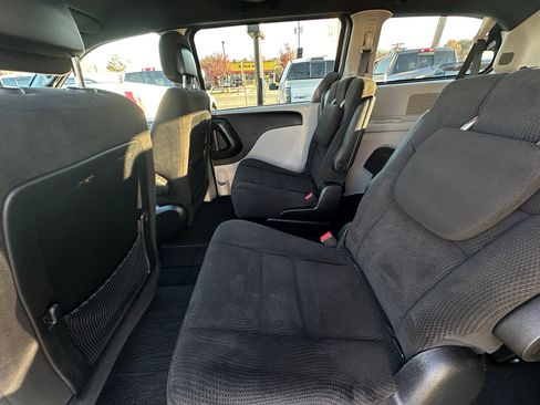 Used 2016 Dodge Grand Caravan SE image 9