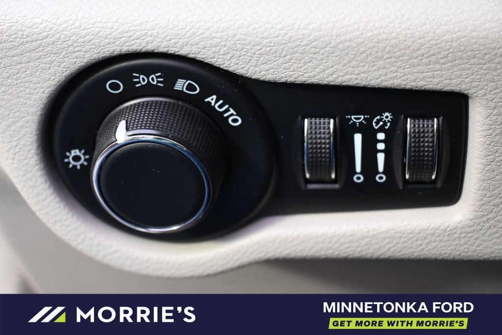 Used 2023 Chrysler Voyager LX FWD image 27