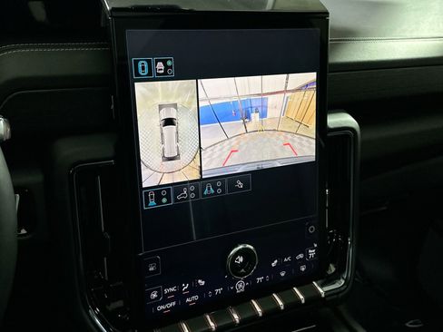 Used 2025 GMC Yukon AT4 Ultimate w/ LPO, Illumination Package image 23