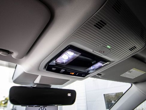 Certified 2025 Volkswagen Tiguan SE image 35