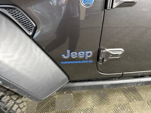 Used 2023 Jeep Wrangler Unlimited w/ Cold Weather Group AWD/4WD image 10