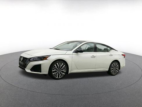 Used 2025 Nissan Altima 2.5 SV FWD image 3