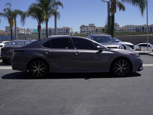 Used 2022 Toyota Camry SE FWD image 3