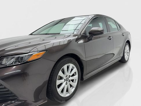 Used 2020 Toyota Camry LE image 3