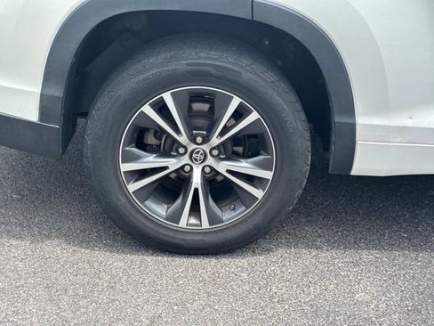 Used 2018 Toyota Highlander LE FWD image 14
