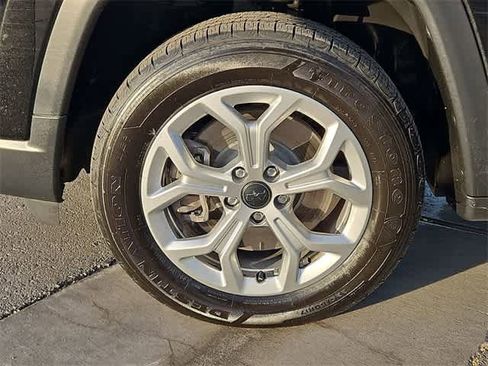 Used 2025 Jeep Compass Latitude image 14