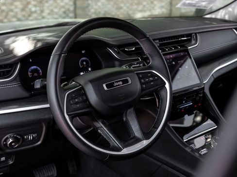 Used 2022 Jeep Grand Cherokee Limited image 4