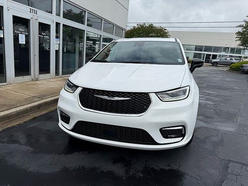 Used 2024 Chrysler Pacifica Limited FWD image 8