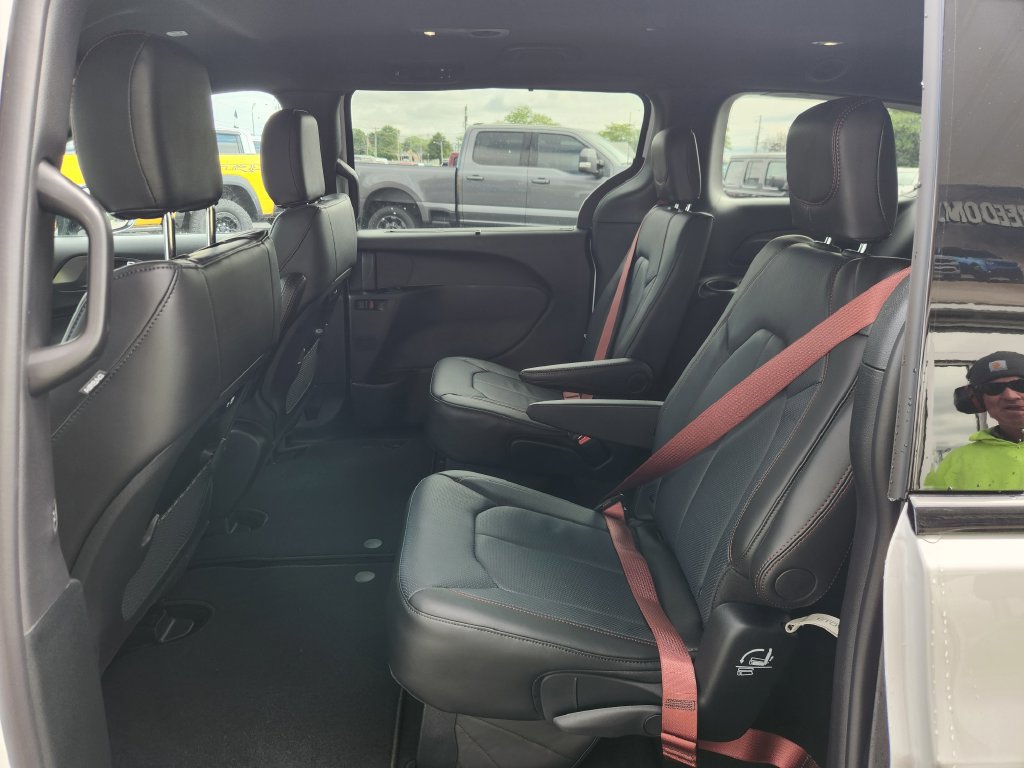 New 2027 Chrysler Pacifica Select FWD image 17
