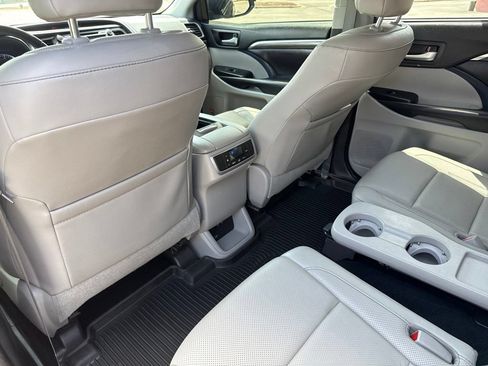 Used 2019 Toyota Highlander Limited AWD/4WD image 16