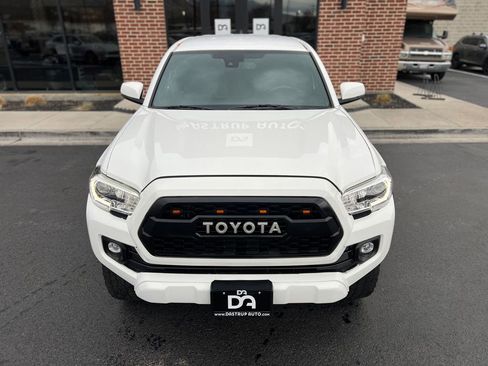 Used 2018 Toyota Tacoma TRD Off-Road w/ Technology Package image 9