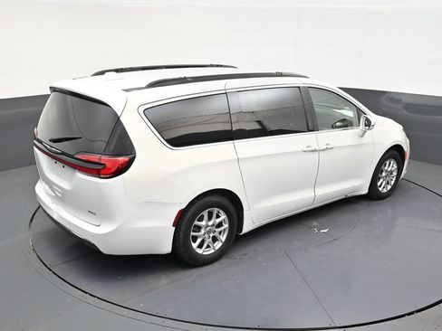 Used 2022 Chrysler Pacifica Touring-L FWD image 16