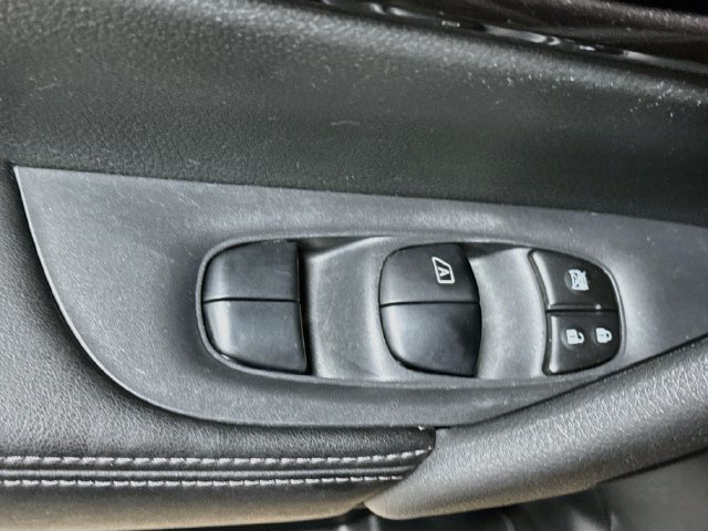 Used 2018 Nissan Rogue SV AWD/4WD image 17