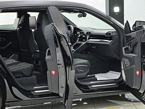 Used 2020 Lamborghini Urus image 13
