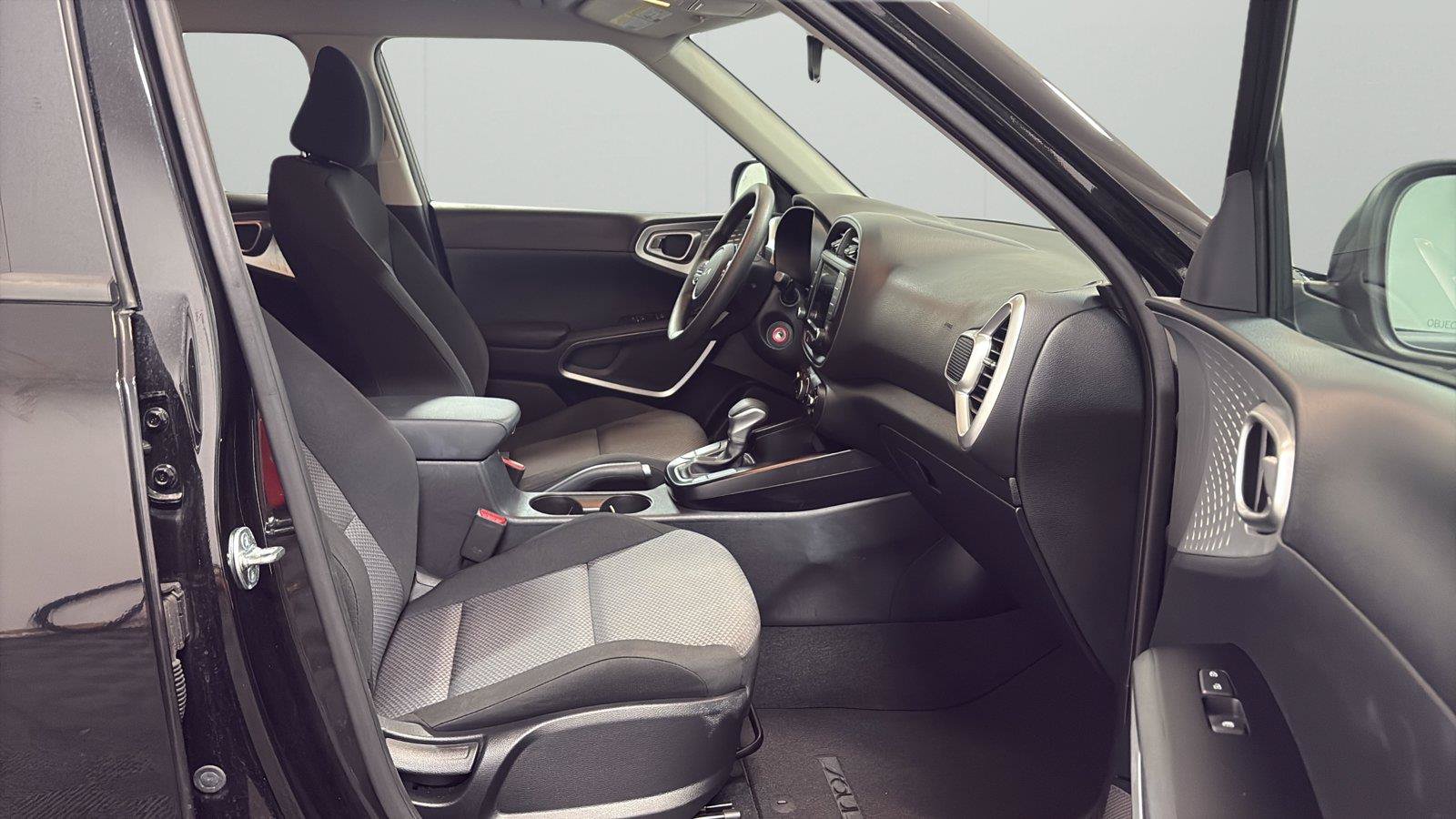 Used 2025 Kia Soul LX w/ LX Technology Package FWD image 14