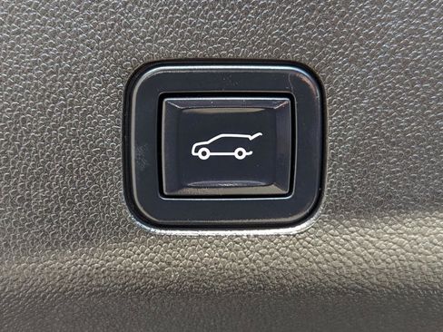 Used 2022 Cadillac Escalade Premium Luxury RWD image 45