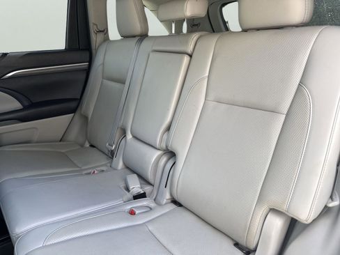 Used 2019 Toyota Highlander Limited image 18
