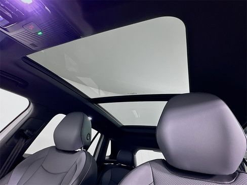 New 2025 Volkswagen Tiguan SE R-Line image 11