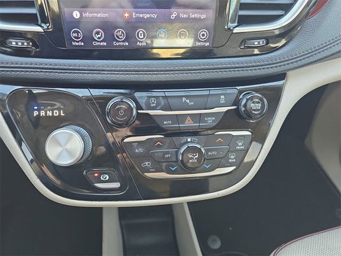 Used 2020 Chrysler Pacifica Limited image 25