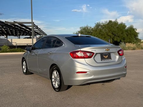 Used 2019 Chevrolet Cruze LT w/ Convenience Package FWD image 2