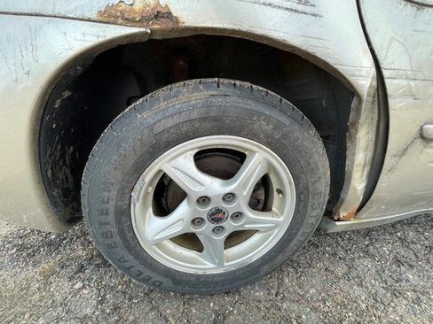 Used 2001 Pontiac Bonneville SE image 16