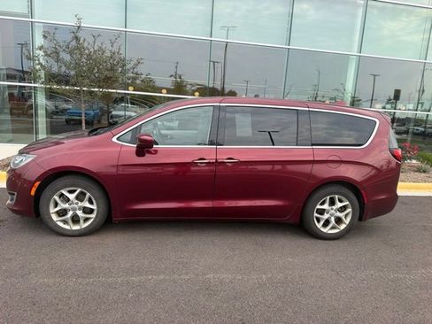 Used 2018 Chrysler Pacifica Touring Plus w/ Tire & Wheel Group FWD image 16