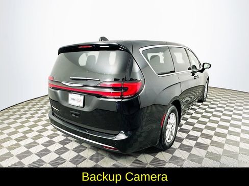 Used 2025 Chrysler Pacifica Select image 10