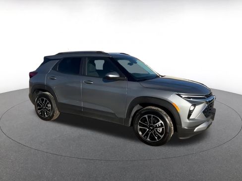 Used 2025 Chevrolet TrailBlazer LT w/ Driver Confidence Package image 2