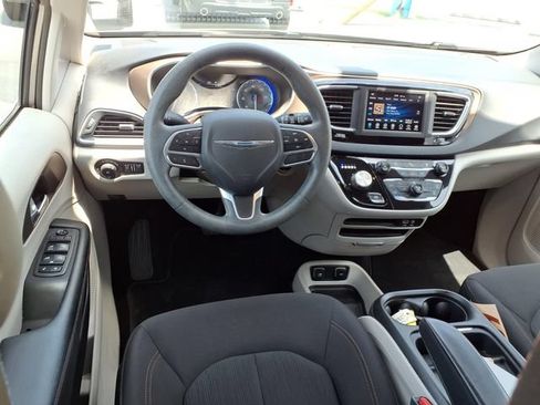 Used 2018 Chrysler Pacifica Touring Plus w/ Tire & Wheel Group FWD image 6