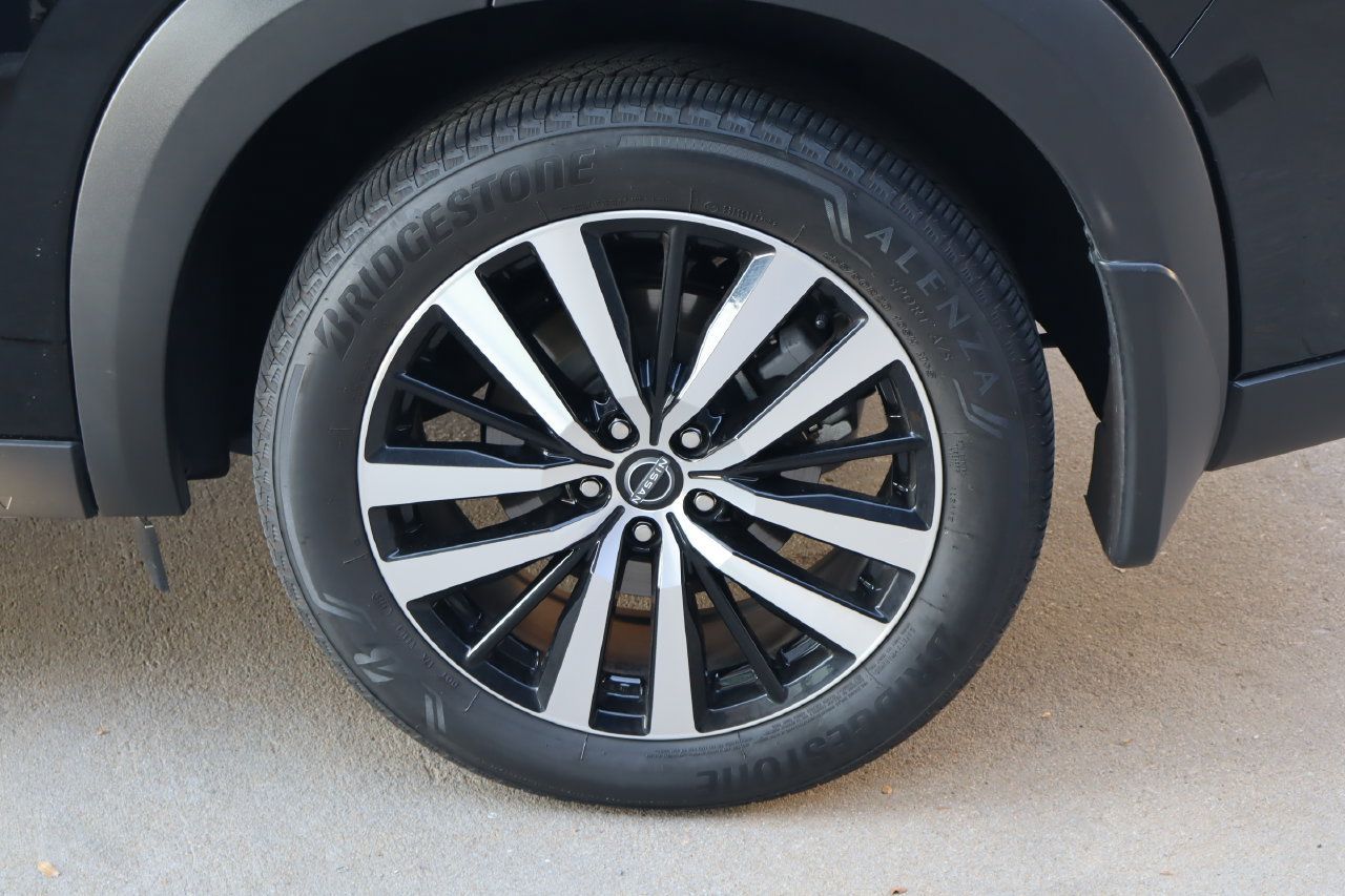 Used 2025 Nissan Pathfinder Platinum w/ Black Appearance Package FWD image 32