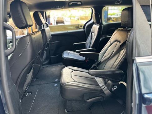 Used 2025 Chrysler Pacifica Select FWD image 14